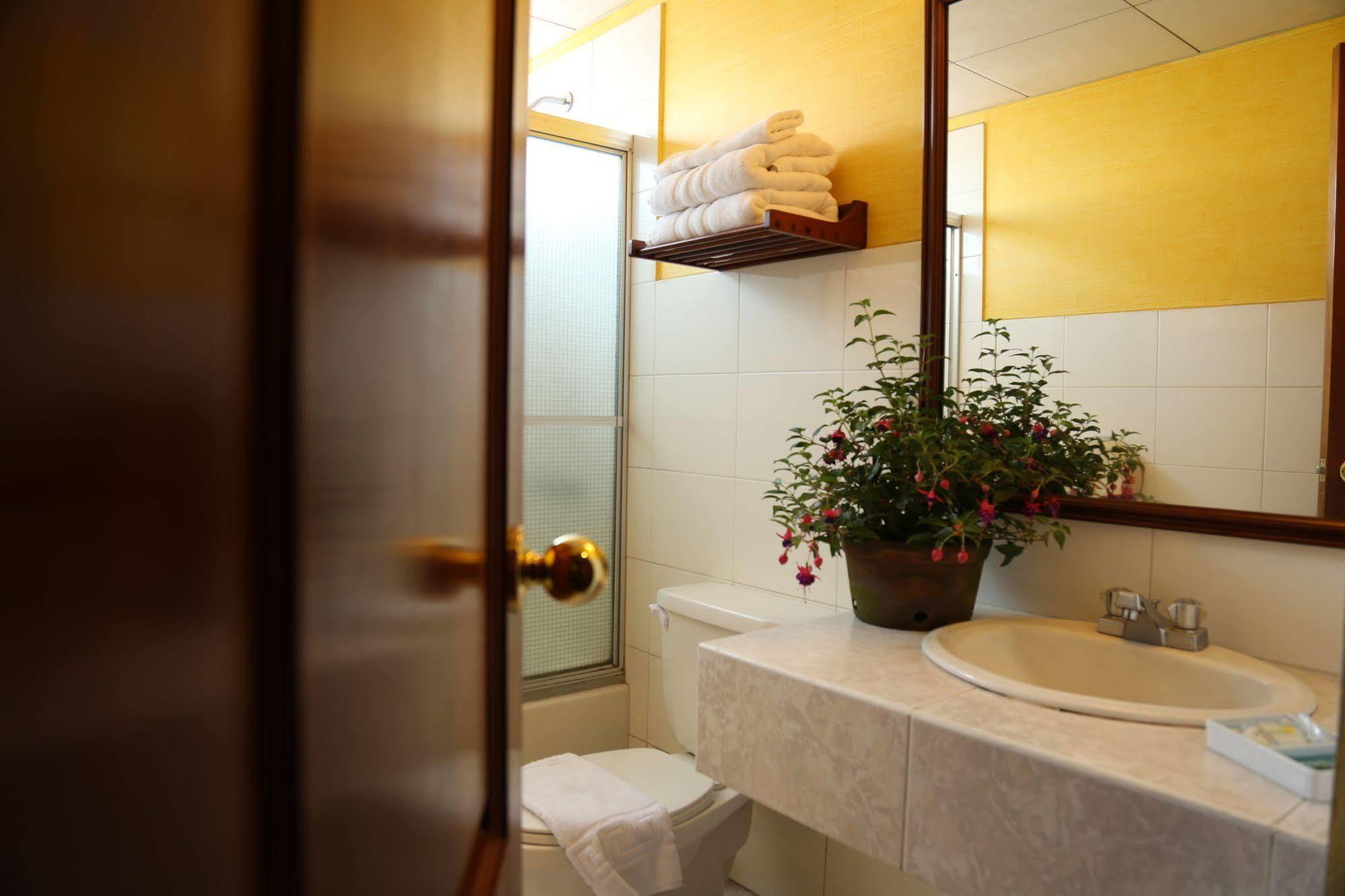 Hotel Residencia Del Sol Guatemala City Bagian luar foto